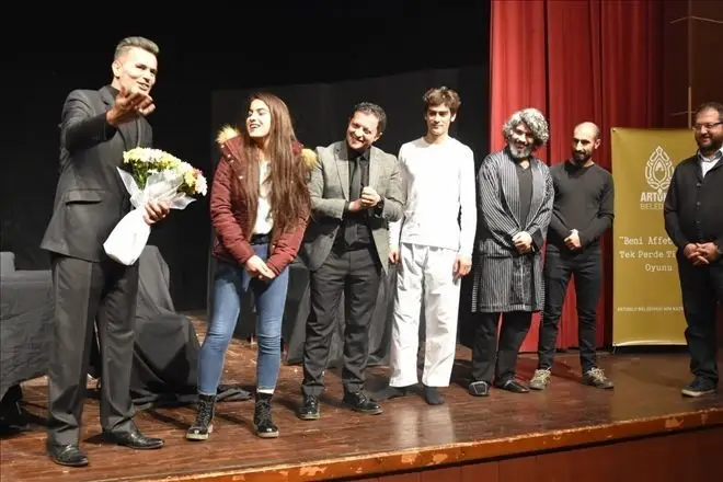 ARTUKLU BELEDİYESİNDEN TİYATRO Ş&Ouml;LENİ