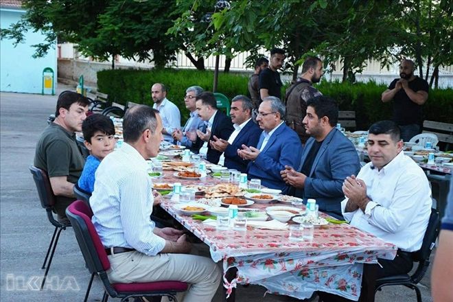 Kız imam hatip lisesinden yüzlerce kişiye iftar yemeği