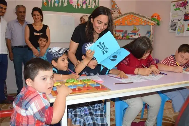 Engelli &ouml;ğrencilerin karne sevinci