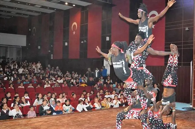 &Ouml;ğrenciler i&ccedil;in Arena Akrobasi G&ouml;sterisi..