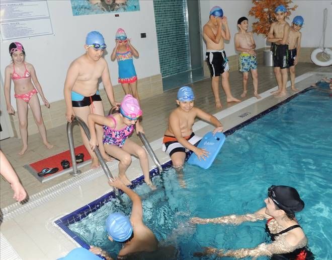 Öğrenciler Kapalı Havuzda Yüzme Öğreniyor