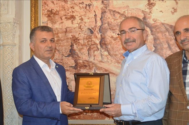 Mardinli hububatçılardan Vali Yaman´a plaket