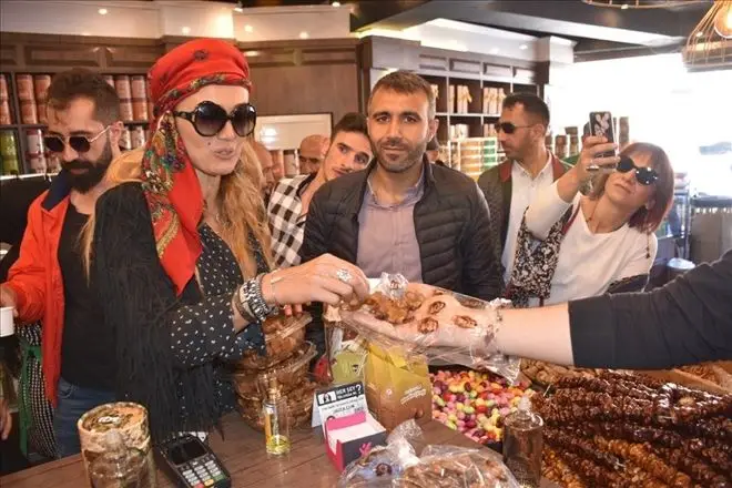 Manken Tuğba &Ouml;zay, Mardin&acute;de coştu