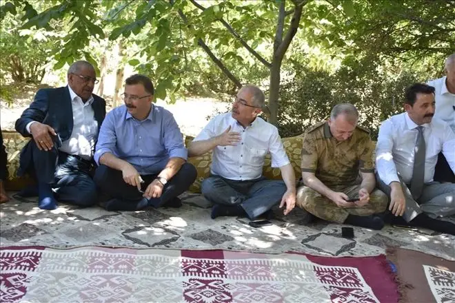 Mardin valisine y&uuml;zyıllık &ccedil;ınar altında huzur yemeği