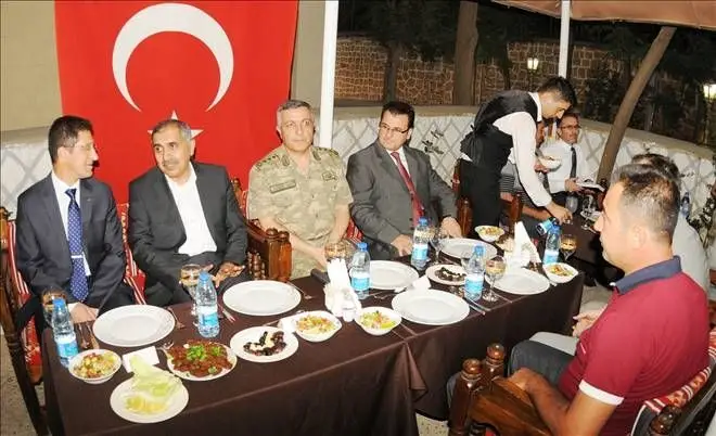 MARDİN&acute;DE GE&Ccedil;İCİ K&Ouml;Y KORUCULARINA  İFTAR YEMEĞİ