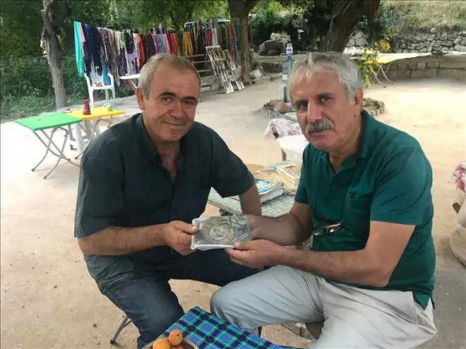 &Uuml;&ccedil;  Dil bilen turizm el&ccedil;isi