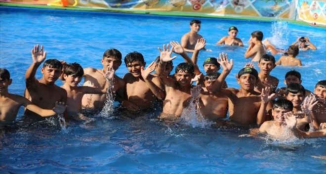 Suriyeli çocuklar için açılan havuza yoğun ilgi