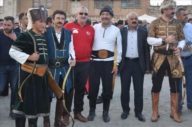 Festivale ok&ccedil;ular renk kattı