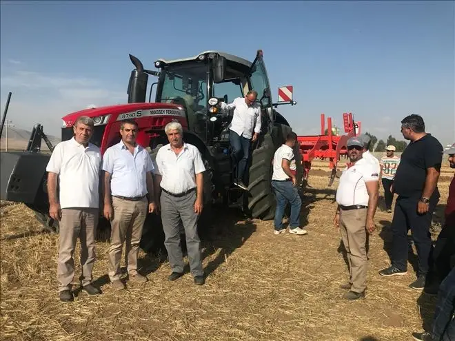 Tarla G&uuml;n&uuml;nde Trakt&ouml;rler G&ouml;r&uuml;c&uuml;ye &Ccedil;ıktı.