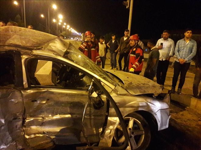 Saman yüklü tır otomobili biçti: 2 yaralı