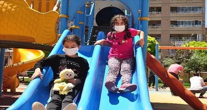 Sokağa &ccedil;ıkan &ccedil;ocuklar parklara koştu