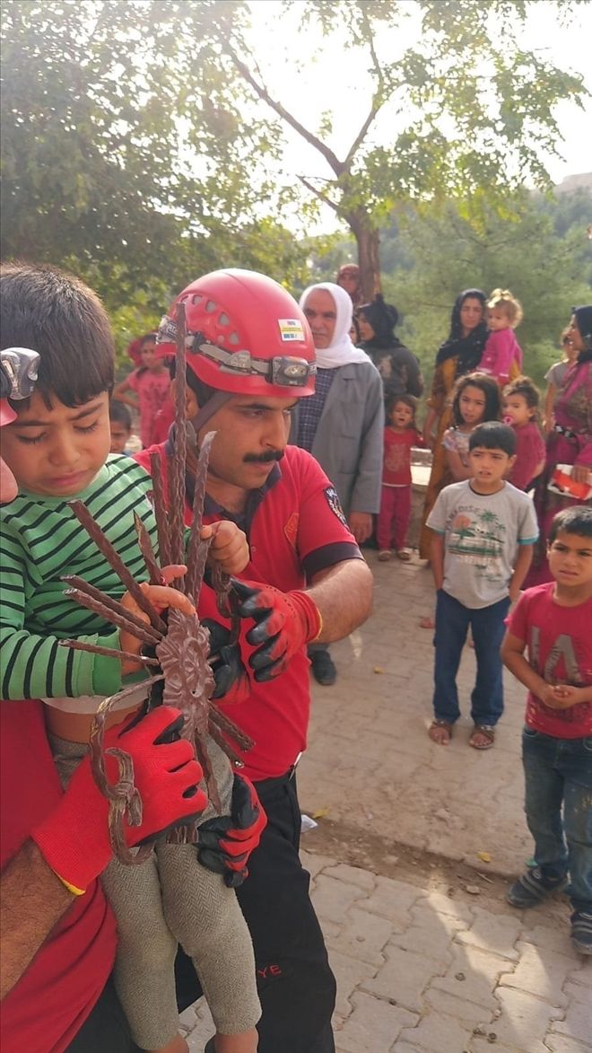 Demir kapı korkuluğu, eline saplanan çocuğu itfaiye kurtardı