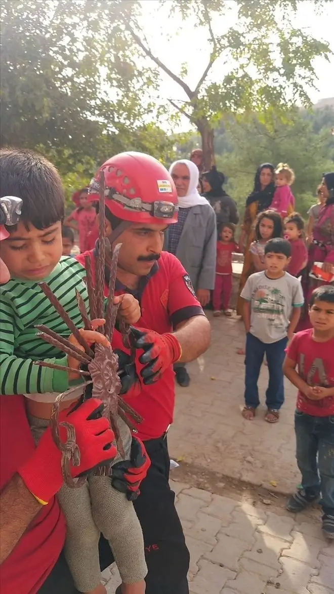 Demir kapı korkuluğu, eline saplanan &ccedil;ocuğu itfaiye kurtardı