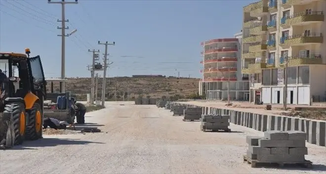 Midyat&acute;ta tozlu ve taşlı yol i&ccedil;in &ccedil;alışma başladı