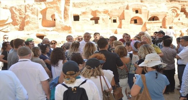 Bakan Ersoy, Mardin´de tarihi yerleri gezdi