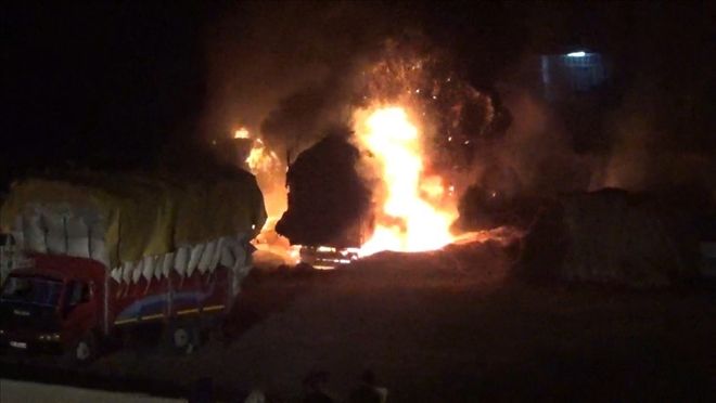 Park halindeki saman yüklü 2 kamyon yanarak küle döndü