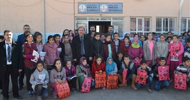 Köy okulundaki öğrencilere anlamlı hediye