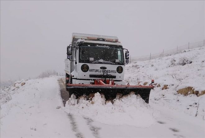Kar yağışlarında kapanan yollar Artuklu Belediyesi´nce açıldı