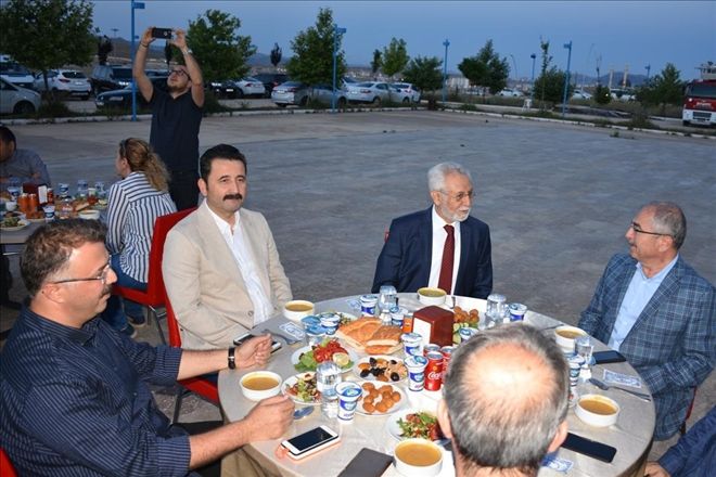 Artuklu Üniversitesi Rektörlüğünden İftar Yemeği