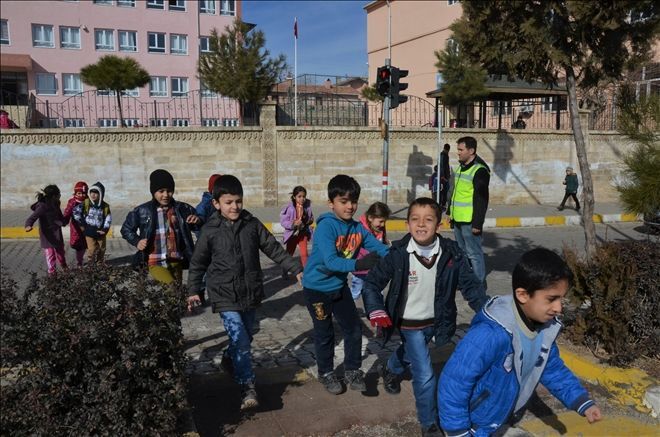 Ömerli İlçesinde Okul Yolu Tehlike Saçıyor..