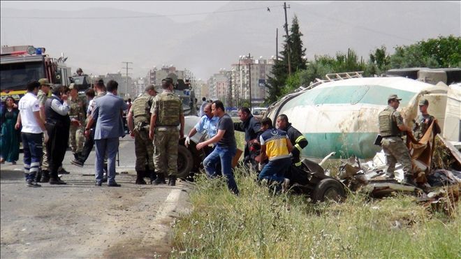 KIZILTEPE´DE TRAFİK KAZASI: 2 ÖLÜ, 1 YARALI