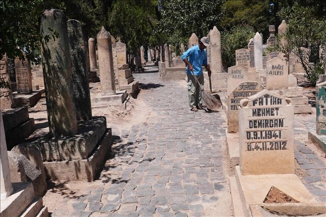 Mezarlıklar bayram ziyaretlerine hazırlanıyor