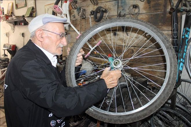 82 yaşındaki Hüseyin Dede, gençlere taş çıkartıyor