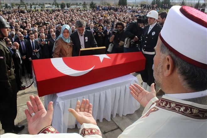 Şehit Kaymakam için valilik önünde tören düzenlendi