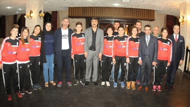 MARSİAD BAŞKANINDAN BAYAN FUTBOL TAKIMI ZİYARET