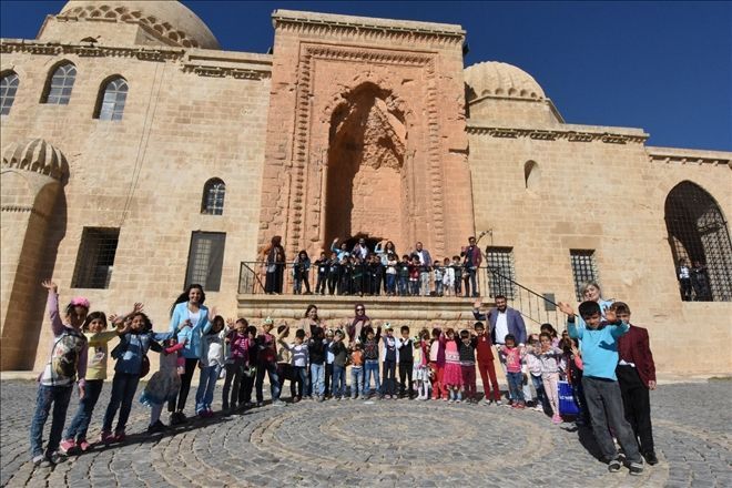 Öğrenciler  Artuklu´da Tarihi Mekanları  Gezdi..