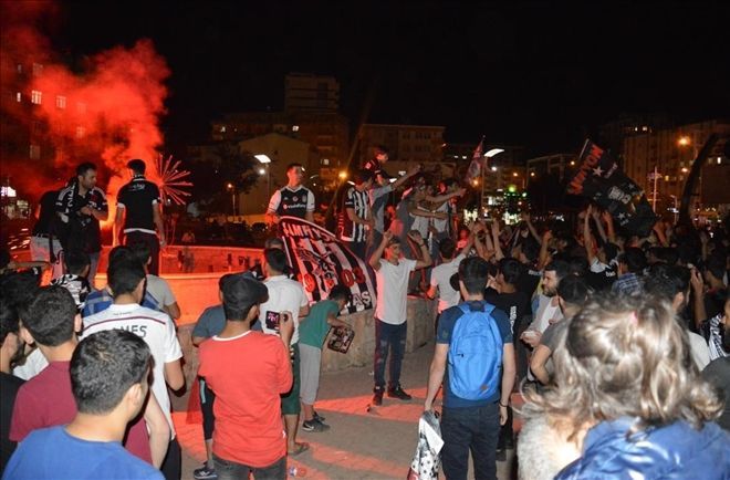 Mardin´de Beşiktaş şampiyonluğuna havai fişekli kutlandı.