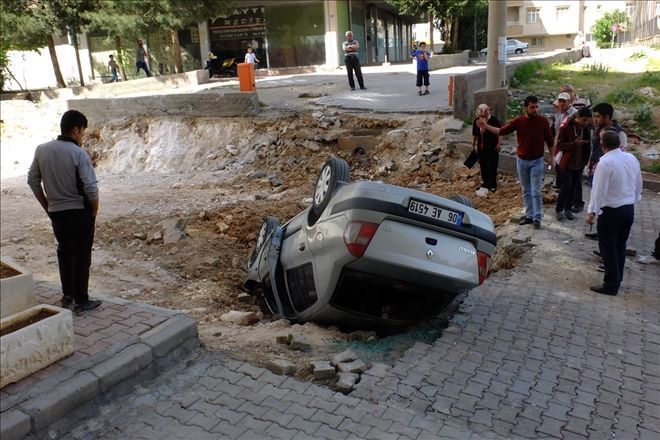 OTOMOBİL YOL ÇALIŞMASI İÇİN KAZILAN ÇUKURA DÜŞTÜ: 2 YARALI