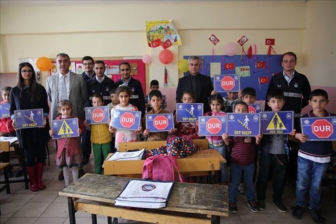 Çocuklara trafik kurallarını anlatan hediyeler dağıtıldı