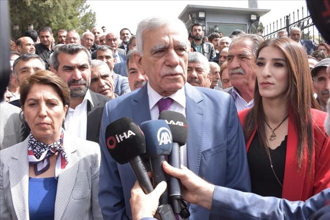 HDP´li  AHMET TÜRK BAŞKANLIK MAZBATASINI ALDI.