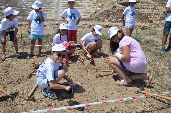 Küçük arkeologlar iş başında