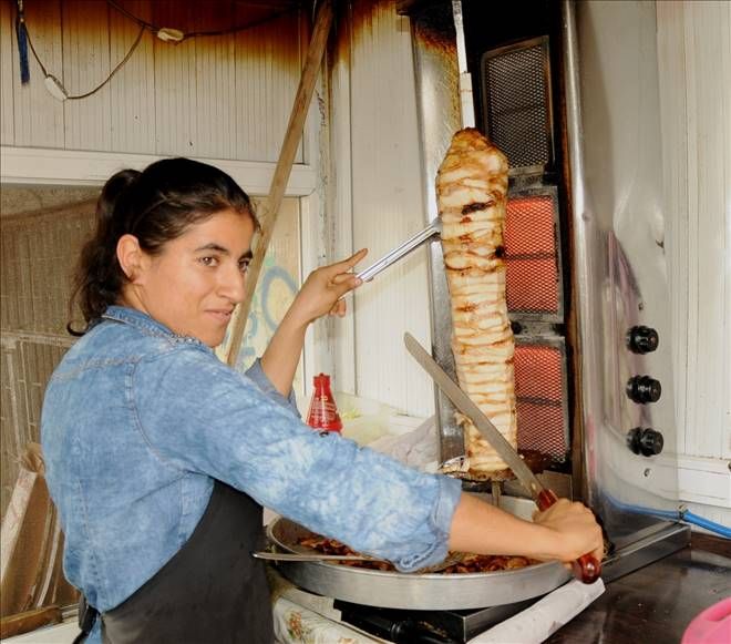 Dönercilik Yaparak Kardeşlerine Bakıyor