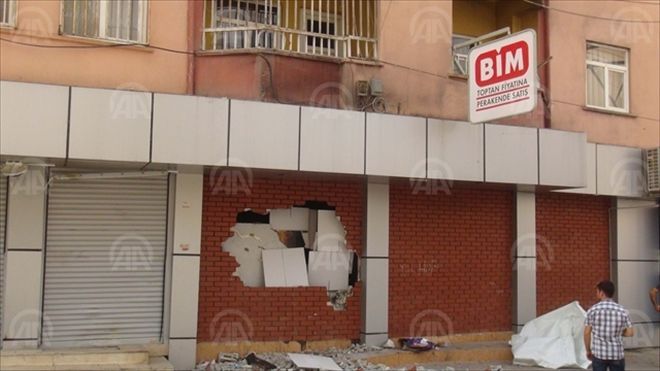 Kızıltepe´de, yasağı bahane eden grup, bir marketi ateşe verdi