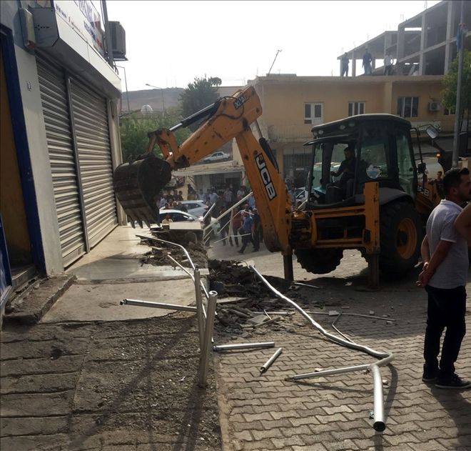 Borç yüzünden elektrikleri kesilen belediye, Dicle Elektrik hizmet binasını yıktı