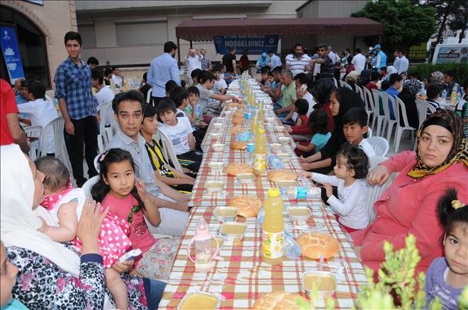 Mardin´deki sığınmacılar &quot;İyilik Sofrası´´nda iftar açtı