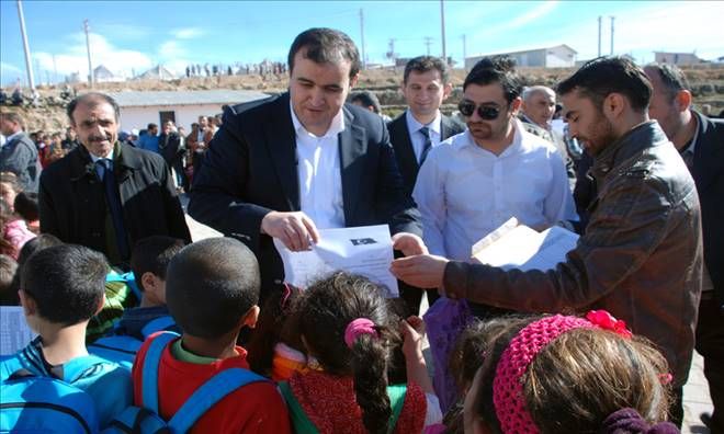 Kaymakam Bingöl, Suriyeli ve Iraklı öğrencilerle birlikte karne sevincini yaşadı