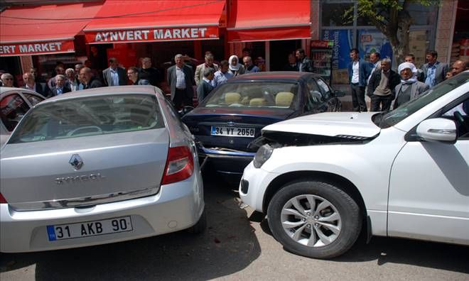 Midyat&#039;ta Irak plakalı Jeep park halindeki otomobillere çarptı