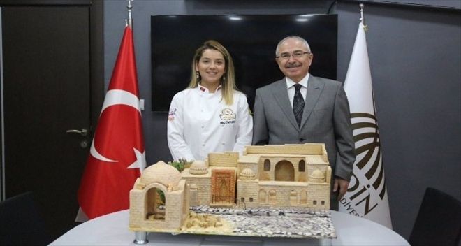 Tarihi  Medrese, genç şampiyonun pastasına yansıdı