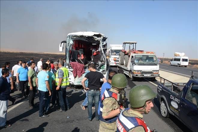 Yolcu otobüsü ile tanker çarpıştı: 2 ölü 13 yaralı