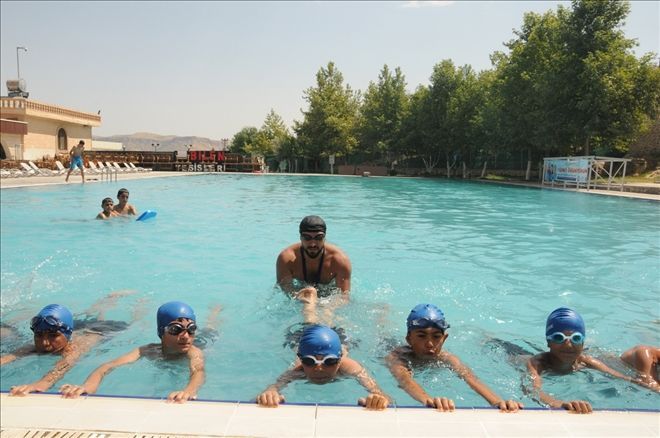 Polis amcalardan yüzme öğreniyorlar