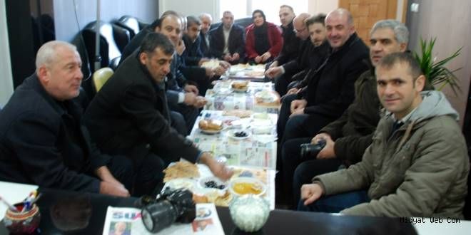 Ak Parti'den gazetecilere kahvaltı