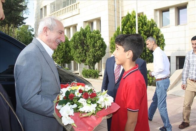 Miroğlu, TEOG birincilerine kitap hediye etti