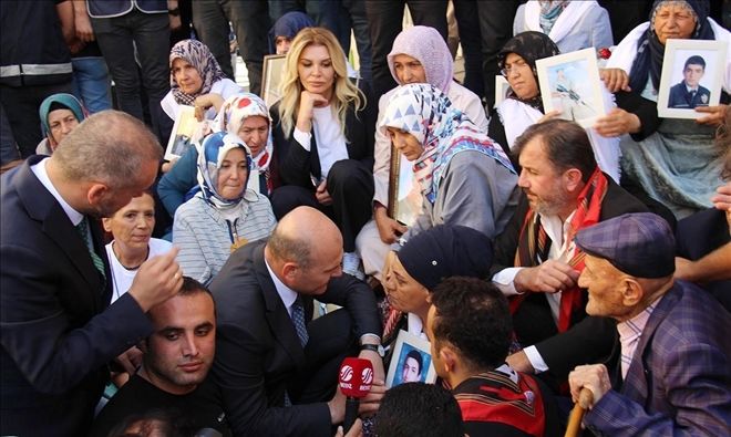 İçişleri Bakanı Soylu Diyarbakır´da, oturma eylemi yapan anneleri ziyaret etti