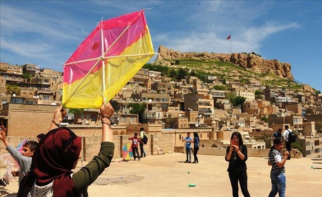 MARDİN´DE YÜZLERCE UÇURTMA GÖKYÜZÜNDE