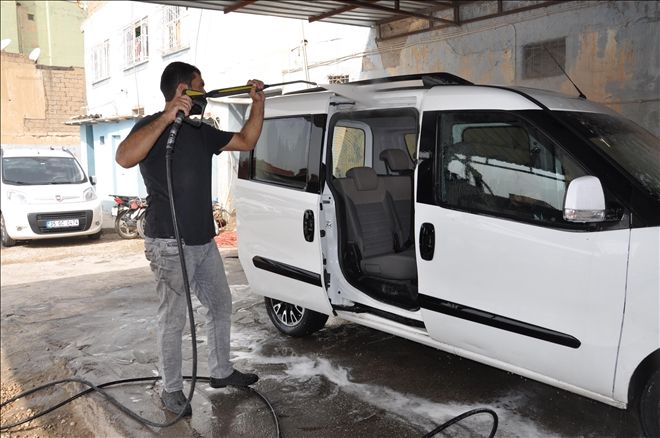 Mardin´deki toz bulutu oto yıkamacılara yaradı