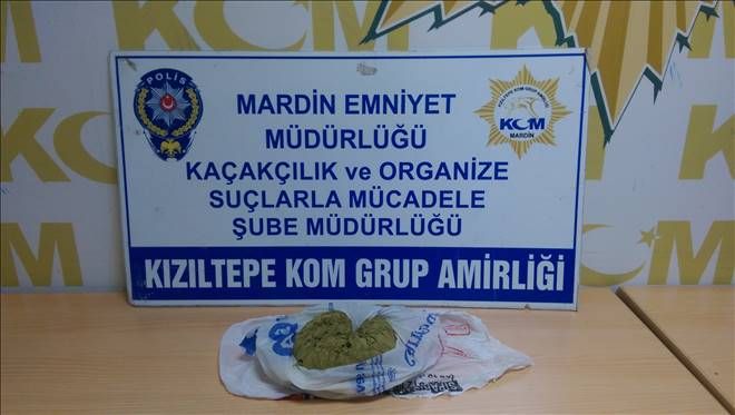 Polis 1 kilo 957 gram esrar ele geçirdi.